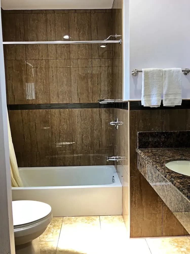 Deep soaking bathtub