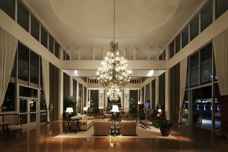 Lobby lounge