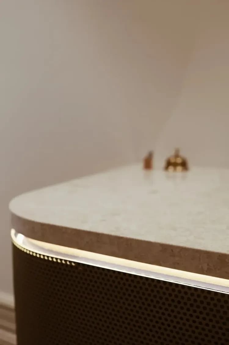 Check-in/check-out kiosk