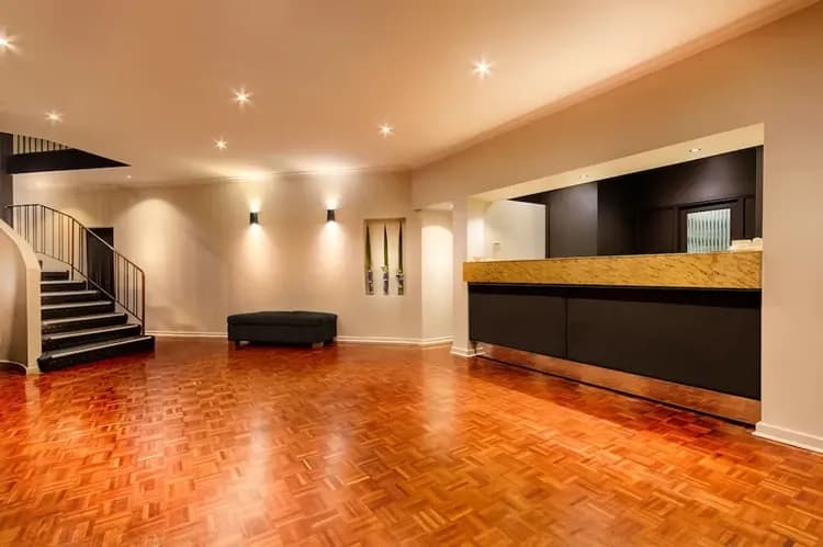 Check-in/check-out kiosk