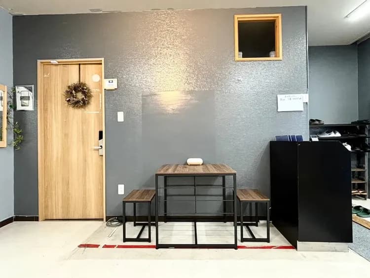 バス停まで徒歩わずか4分！無料Wi-Fi、共用ラウンジとキッチン完備-2