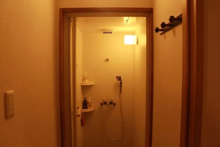 バス停まで徒歩わずか4分！無料Wi-Fi、共用ラウンジとキッチン完備-15