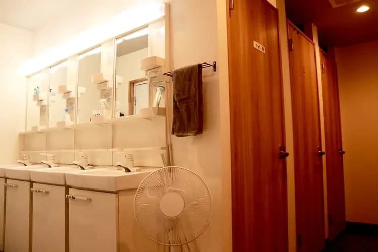 バス停まで徒歩わずか4分！無料Wi-Fi、共用ラウンジとキッチン完備-14