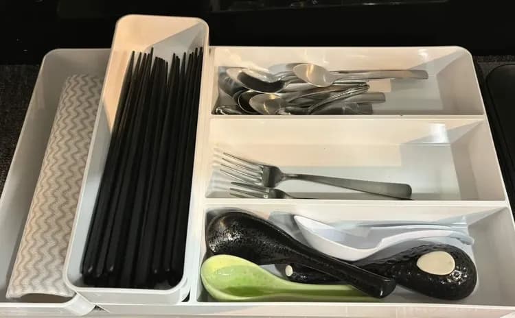 バス停まで徒歩わずか4分！無料Wi-Fi、共用ラウンジとキッチン完備-5