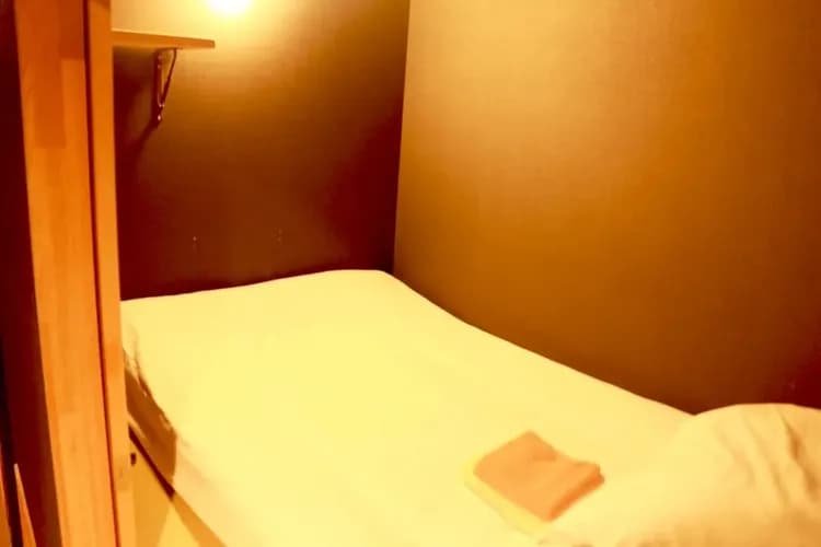 バス停まで徒歩わずか4分！無料Wi-Fi、共用ラウンジとキッチン完備-13