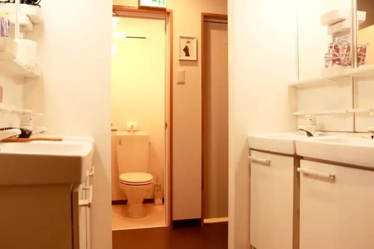 バス停まで徒歩わずか4分！無料Wi-Fi、共用ラウンジとキッチン完備-9