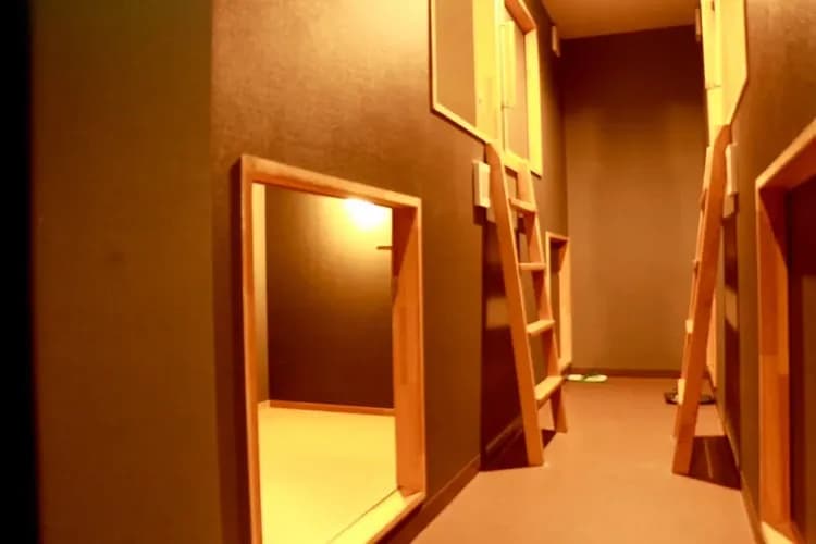 バス停まで徒歩わずか4分！無料Wi-Fi、共用ラウンジとキッチン完備-12