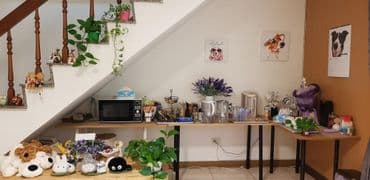 備有咖啡、茶、餅乾和糖果、熱開水和微波爐~