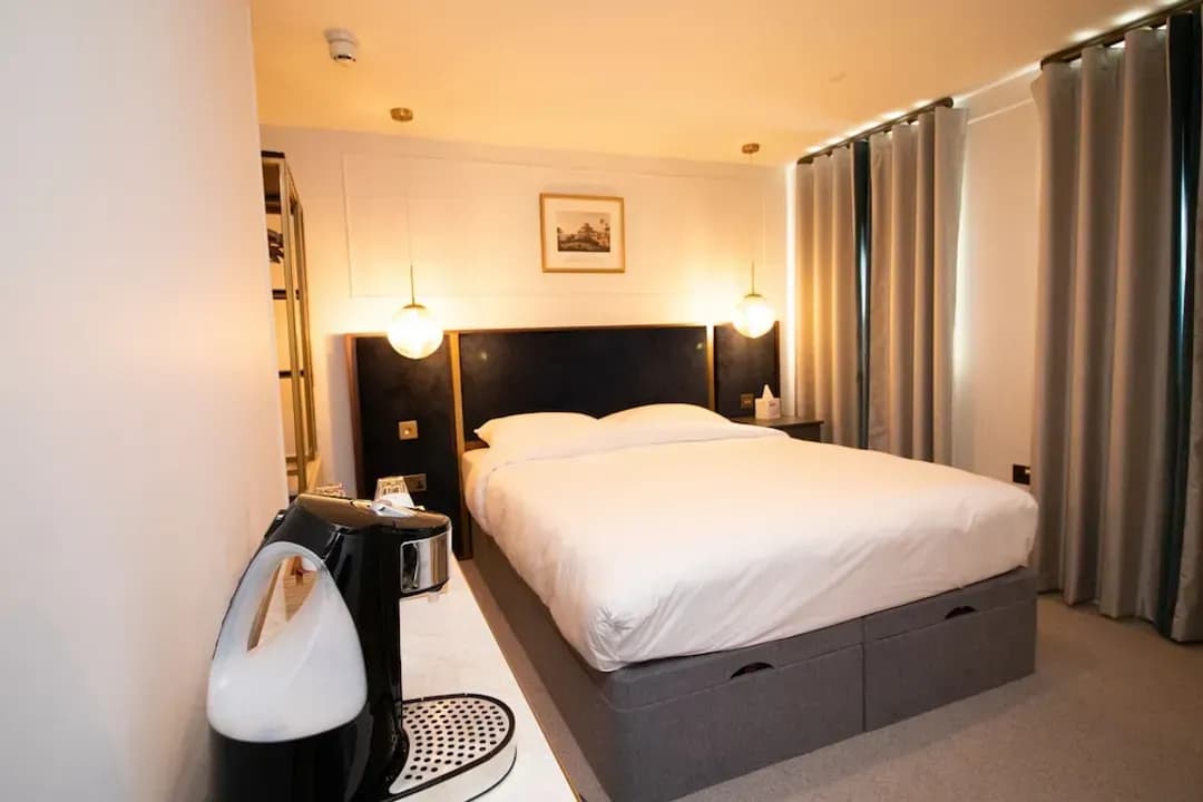 그레이터 런던-스리 팔콘스 호텔