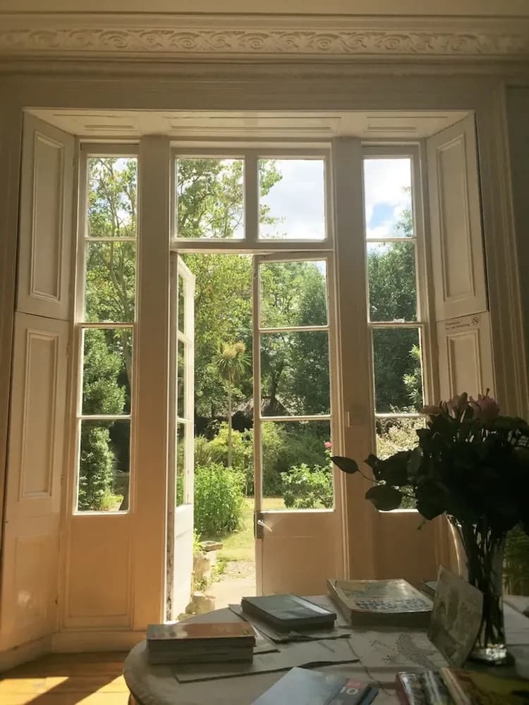 Check-in/check-out kiosk