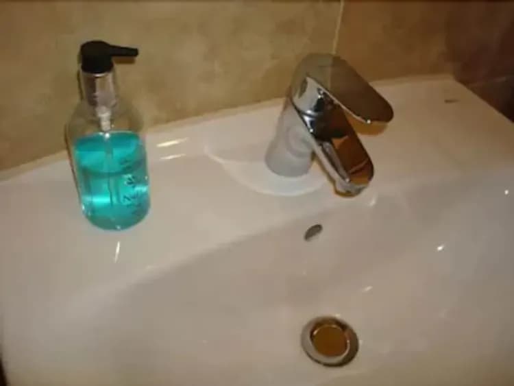 Bathroom sink