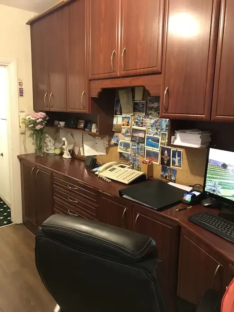 Check-in/check-out kiosk