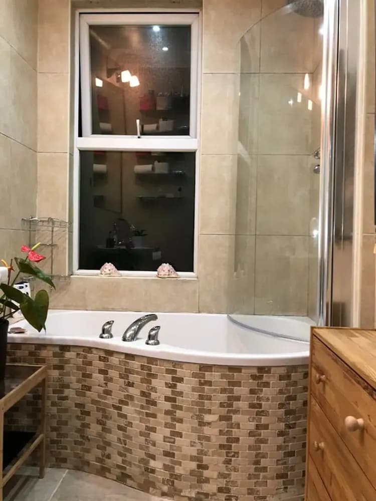 Deep soaking bathtub