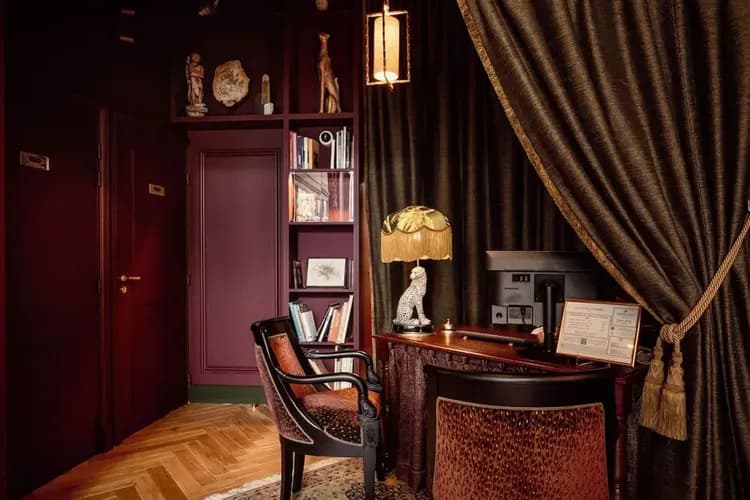 Check-in/check-out kiosk