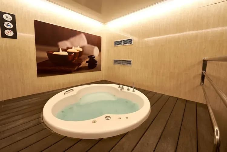 Indoor spa tub