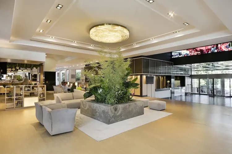 Lobby lounge