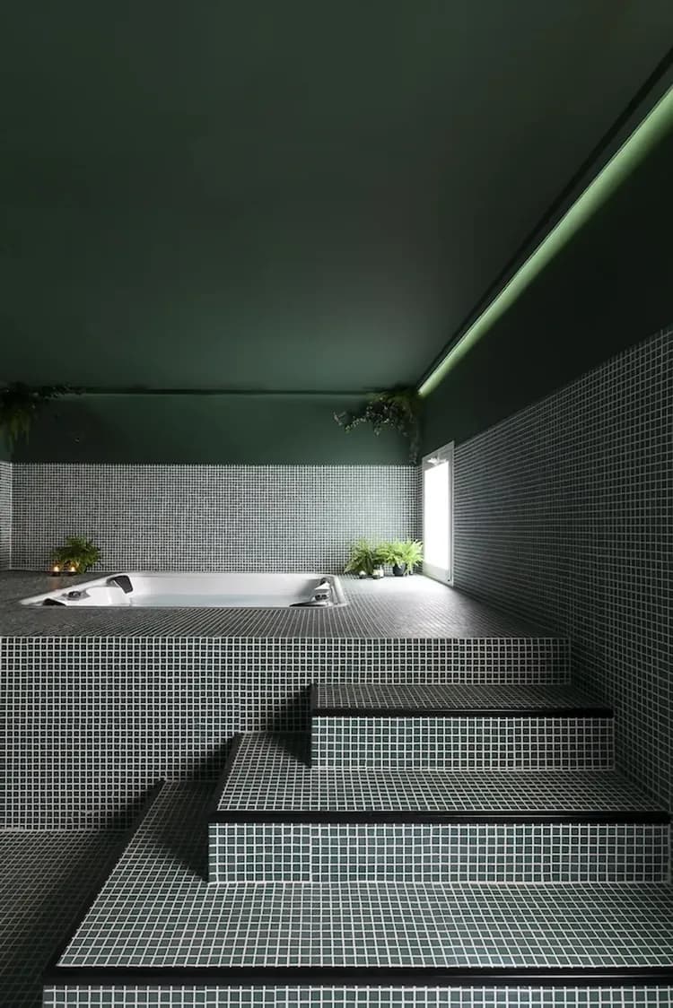 Indoor spa tub