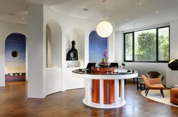 Check-in/check-out kiosk