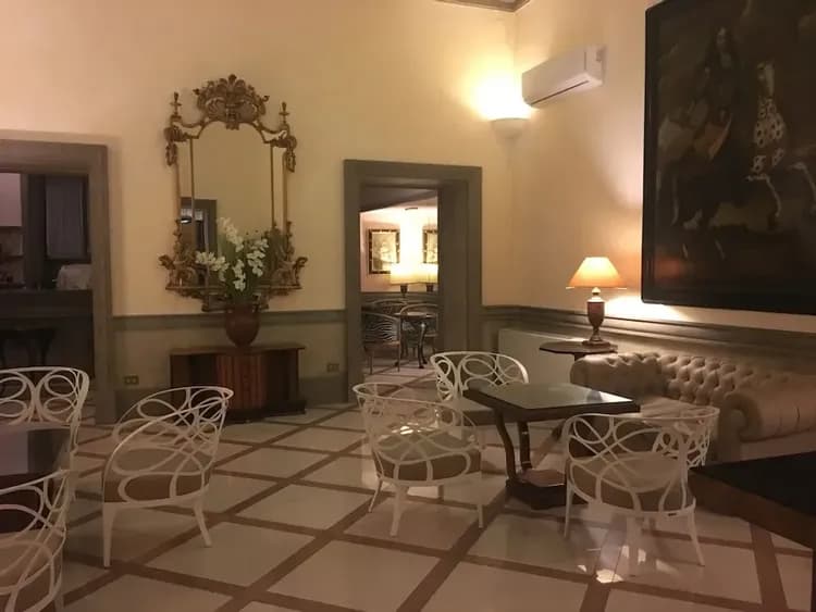 Lobby lounge
