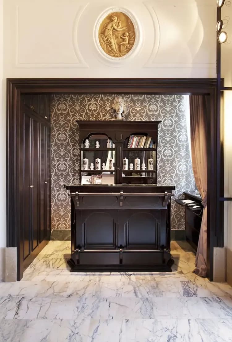 Check-in/check-out kiosk