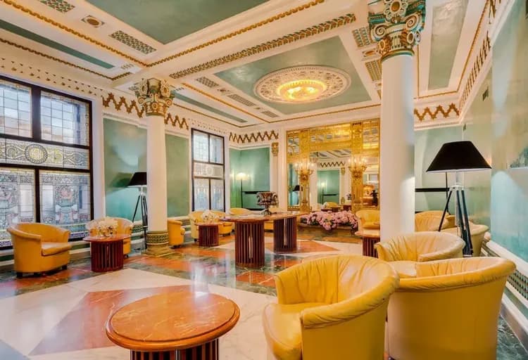 Lobby lounge