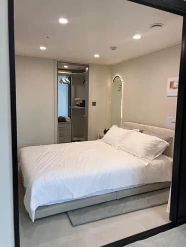 룸1 퀸배드와 전신거울