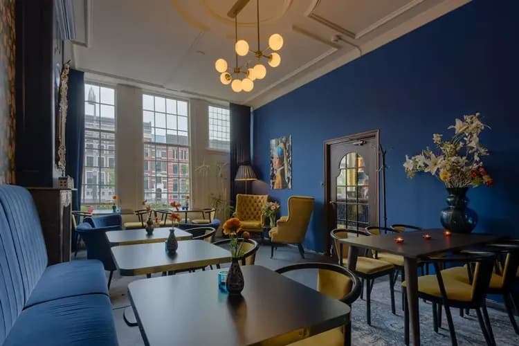 Lobby lounge