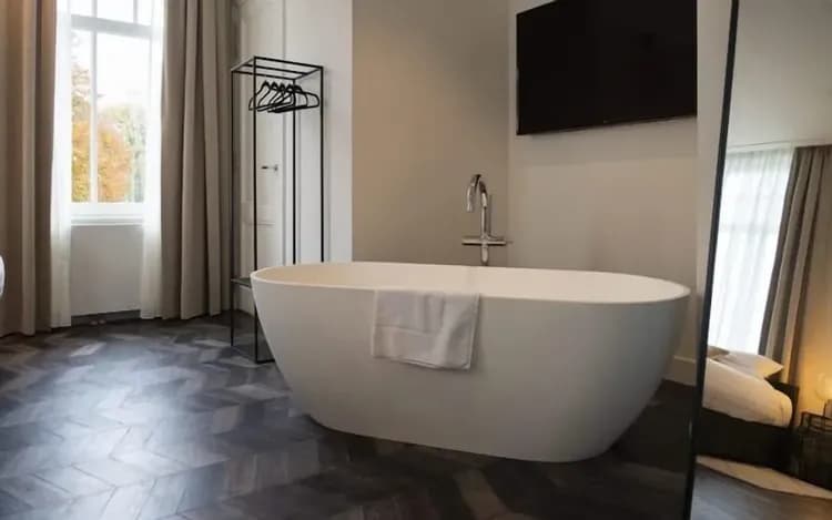 Deep soaking bathtub
