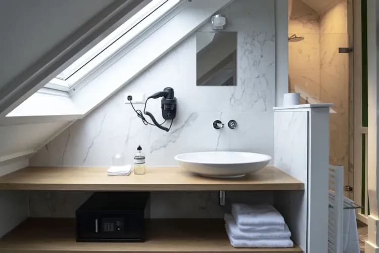 Bathroom sink
