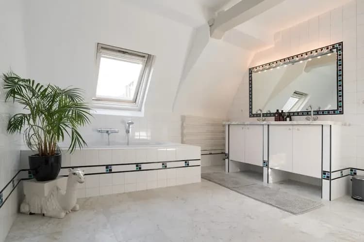 Deep soaking bathtub