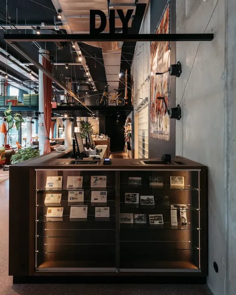 Check-in/check-out kiosk