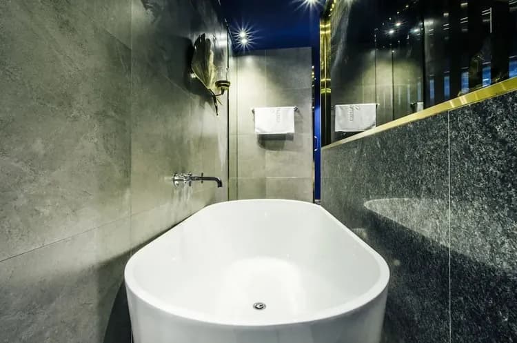 Deep soaking bathtub