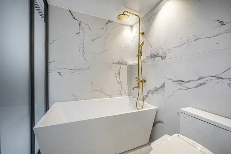 Deep soaking bathtub