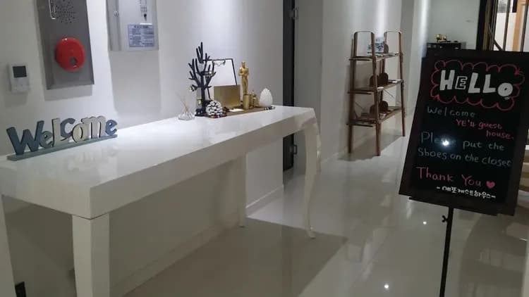 Check-in/check-out kiosk