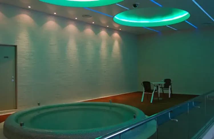Indoor spa tub