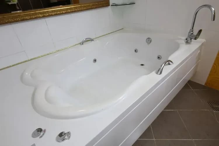 Jetted tub