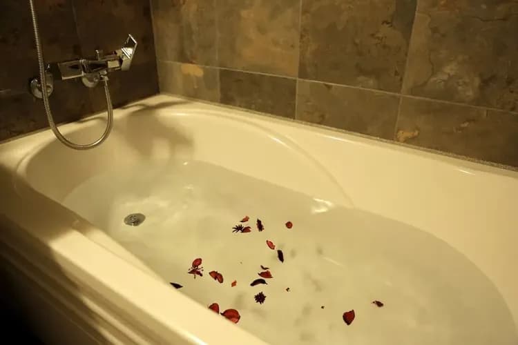 Deep soaking bathtub
