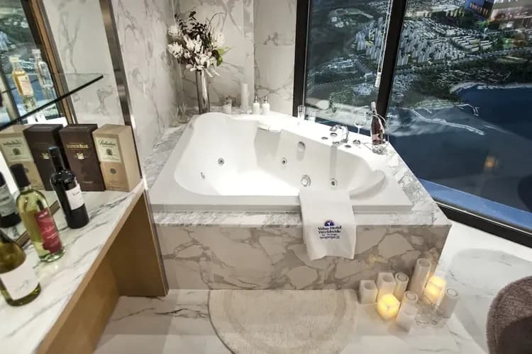 Deep soaking bathtub