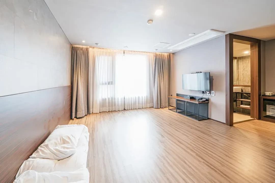 Jeju-do-HotelWithCity