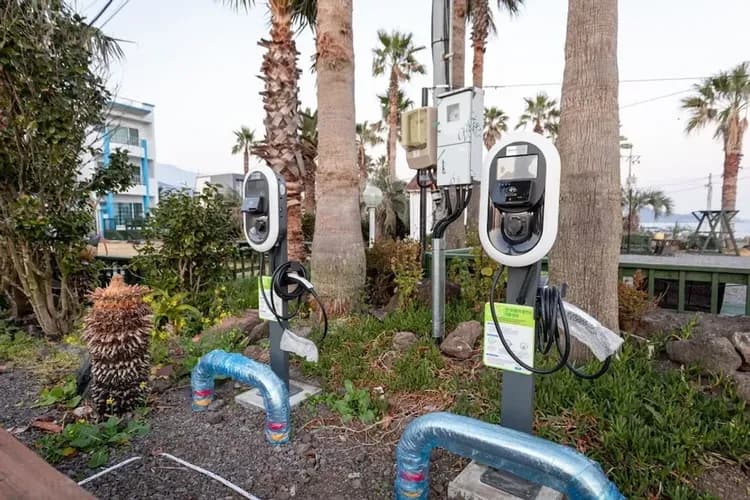 Electric vehicle charging station