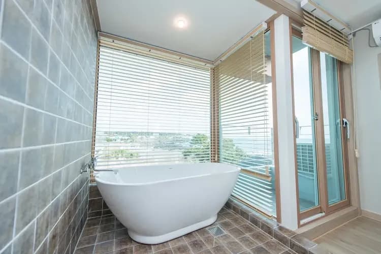 Deep soaking bathtub