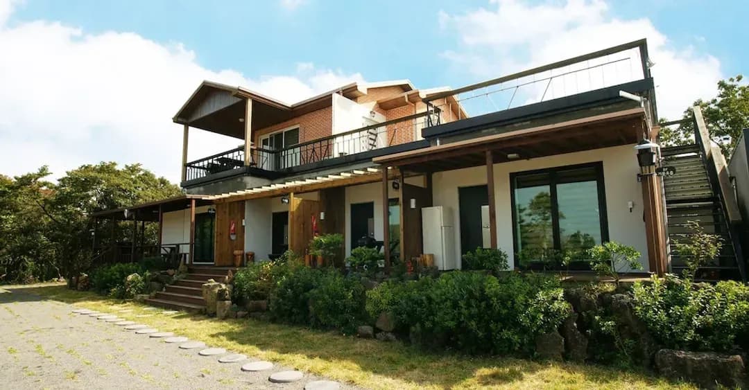 Jeju-do-Gotjawal Geomun Oreum Pension