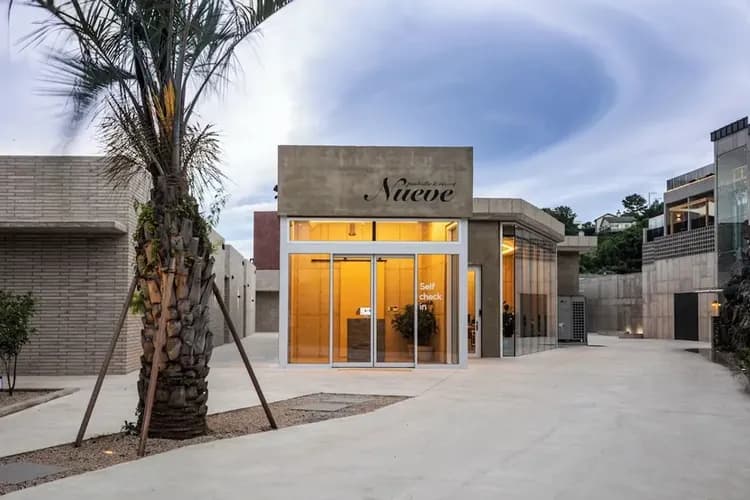 Check-in/check-out kiosk