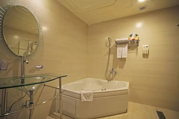 Deep soaking bathtub