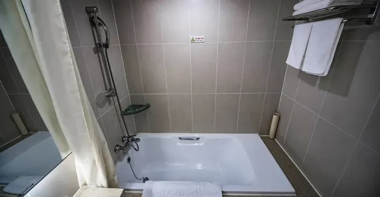 Deep soaking bathtub