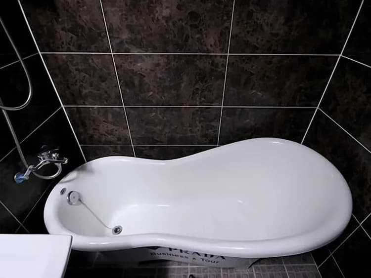 Deep soaking bathtub