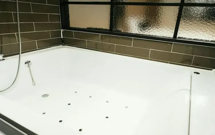 Jetted tub