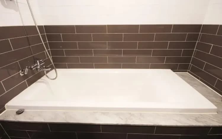 Deep soaking bathtub