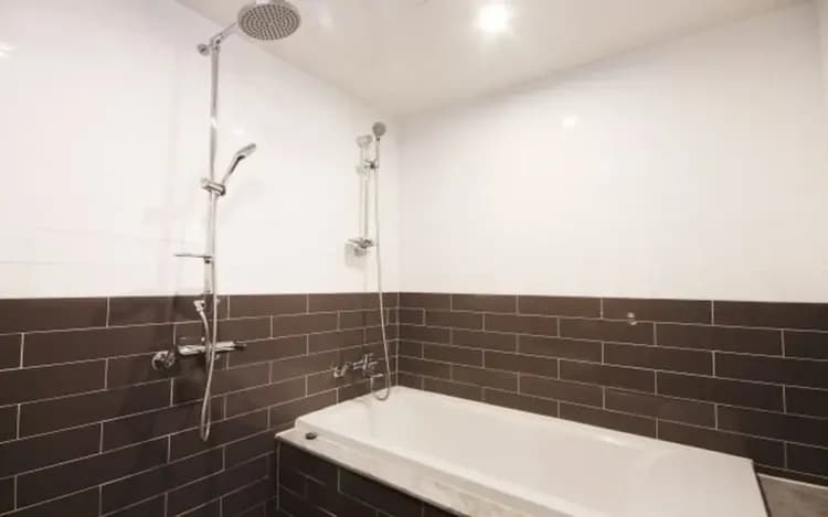 Deep soaking bathtub