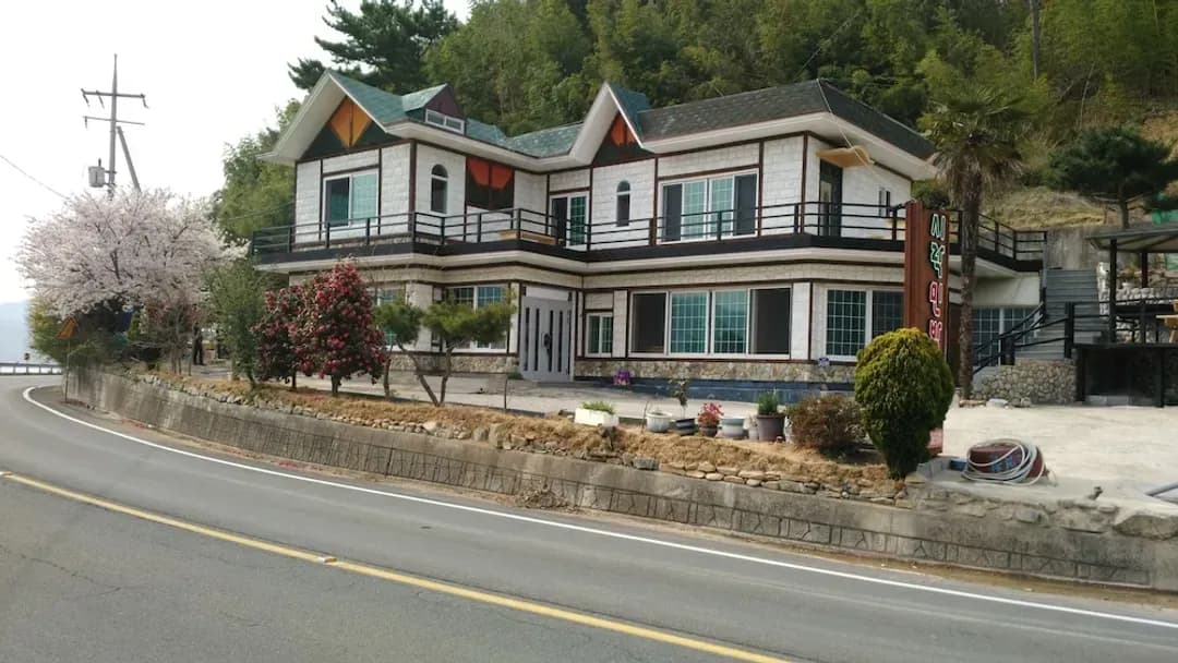Gyeongsangnam-do-Sirak Pension